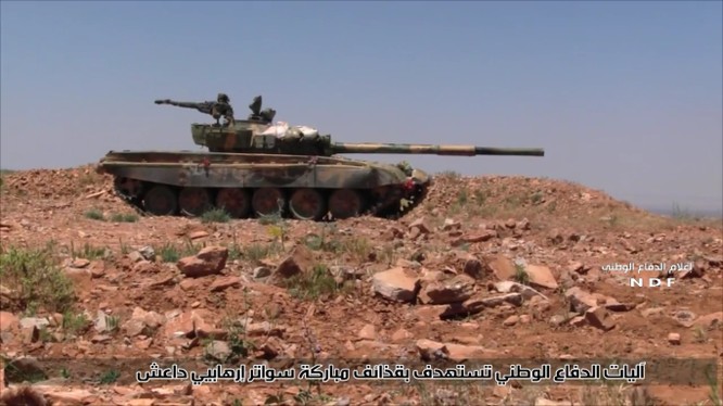 Xe tăng lực lượng vũ trang địa phương NDF trên chiến trường sa mạc tỉnh Homs
