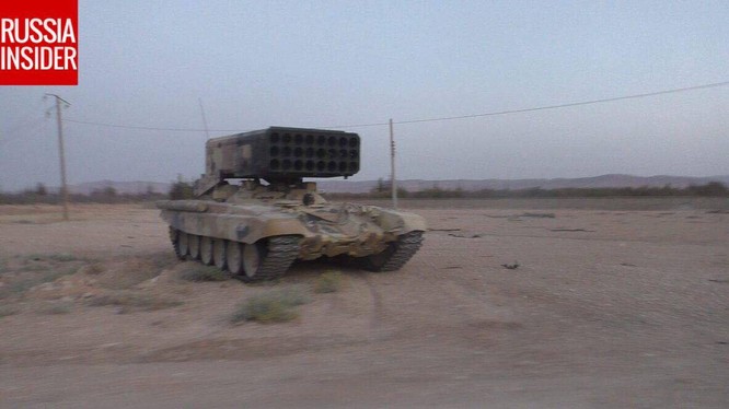 Tổ hợp pháo phản lực nhiệt áp TOS-1 trên sa mạc phía nam Syria