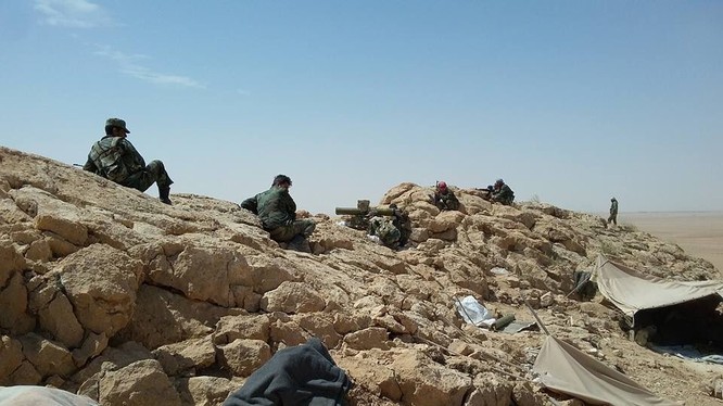 Lực lượng Săn IS đánh chiếm một số cao điểm quanh mỏ khí gas Arak, Palmyra