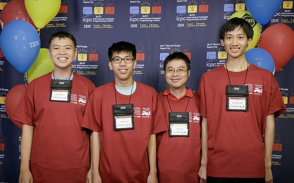 Các bạn sinh viên thuộc đội tuyển Linux, Đại học Công nghệ - Đại học Quốc gia Hà Nội.