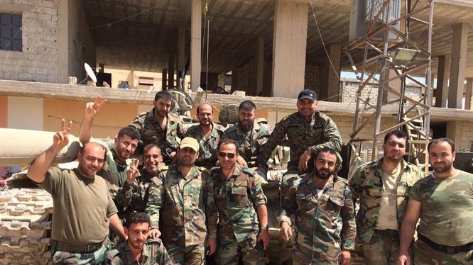Nhóm binh sĩ quân đội Syria, lực lượng Vệ binh Cộng hòa trên chiến trường Đông Ghouta sau chiến thắng Al-Qaboun