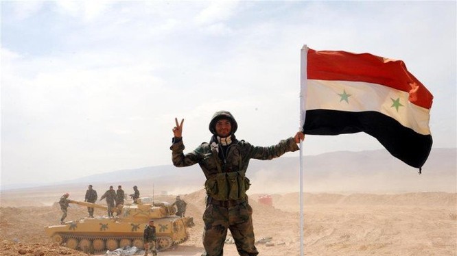 Binh sĩ Syria cùng lá cờ trên sa mạc Palmyra (ảnh minh họa)