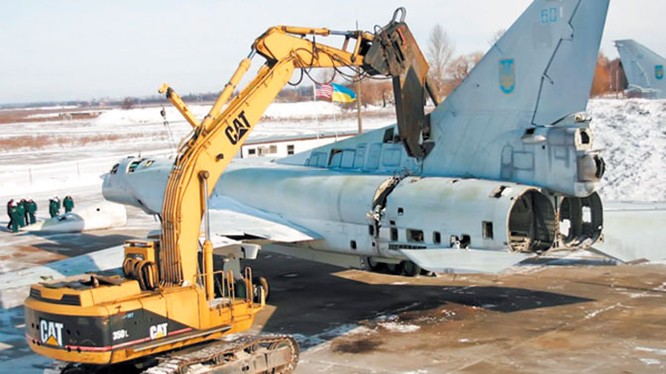 Một máy bay ném bom chiến lược tầm xa Thiên nga trắng Tu-160 đang bị xẻ thành sắt vụn ở Ukraine