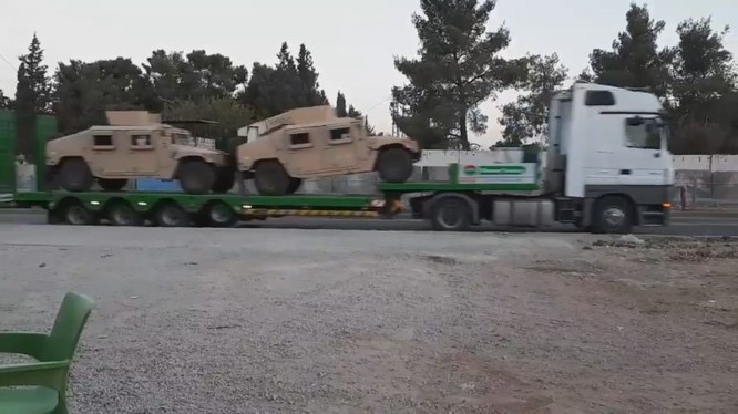Đoàn vận tải chở xe bộ binh cơ giới Humvees cho lực lượng SDF ở Raqqa