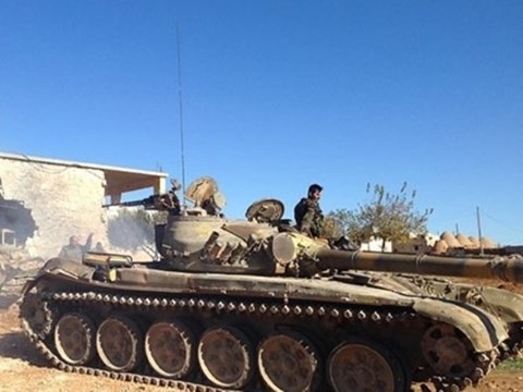 Xe tăng quân đội Syria trên vùng sa mạc tỉnh Homs