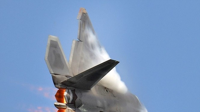 Những bức ảnh tuyệt đẹp của siêu tiêm kích tàng hình F-22
