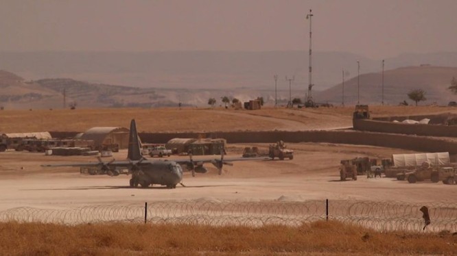 Một máy bay vận tải hạng nặng Mỹ C-130 có mặt trên sân bay miền Bắc Aelppo, Syria