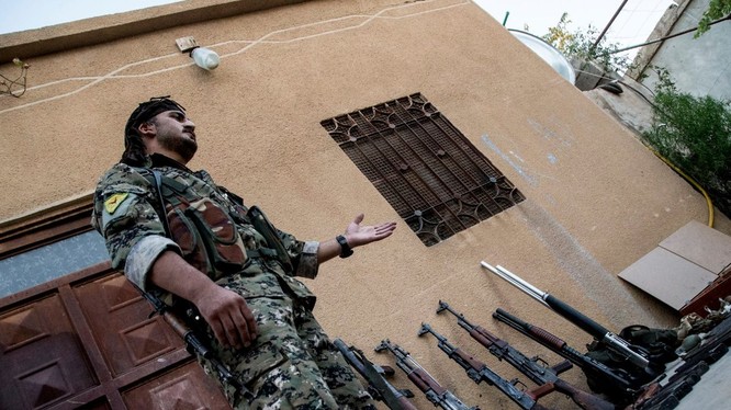 Binh sĩ người Kurd giới thiệu về số vũ khí chiến lợi phẩm thu giữ được từ IS