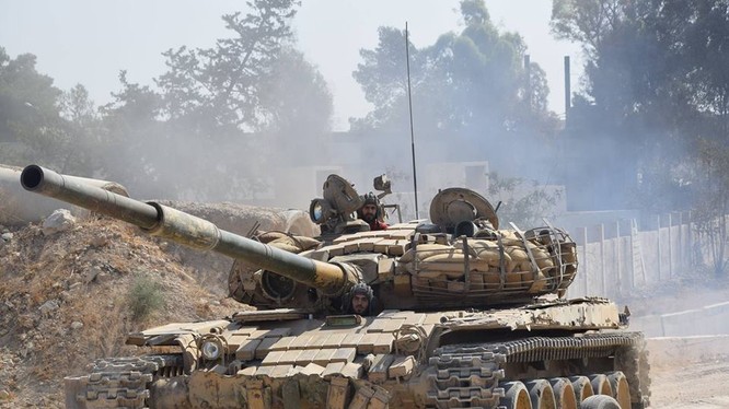Xe tăng quân đội Syria trên chiến trường Đông Ghouta, ngoại ô Damascus