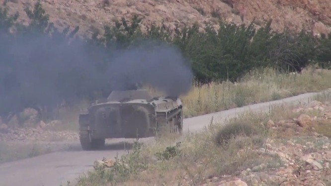 Xe thiết giáp BMP-1 quân đội Syria tiến công trên vùng rừng núi biên giới Syria - Lebanon