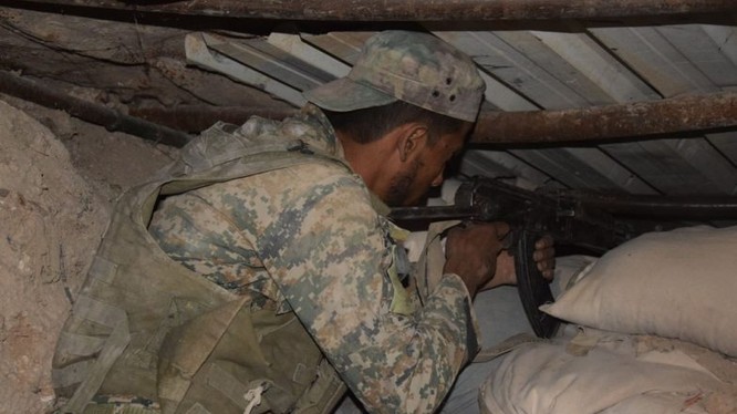 Binh si quân đội Syria chiến đấu trong đường hầm thị trấn Ayn Tarma