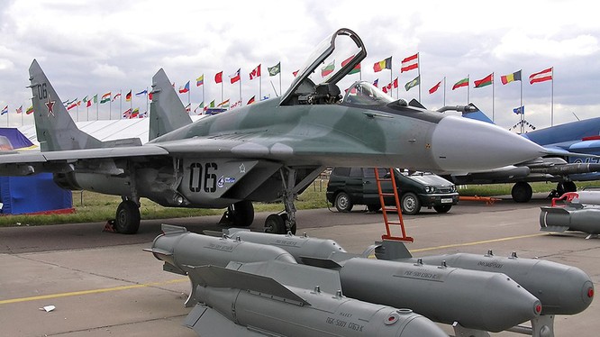 Máy bay chiến đấu Nga và bom casset PBK-500U SPBE - ảnh Lenta