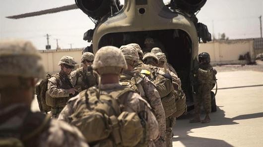 Lính thủy đánh bộ Mỹ - cố vấn quân sự lên trực thăng Chinook CH-47 sau sứ mênh tập huấn, cố vấn và yểm trợ tại Trung tâm Cảnh sát tỉnh Helmand ở Lashkar Gah, Afghanistan, ngày 09.07.2017.