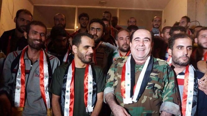 Tư lệnh trưởng lực lượng Tình báo không quân Syria tại Al-Sweida, tướng Wafiq Nasser cùng các binh sĩ vừa được phóng thích