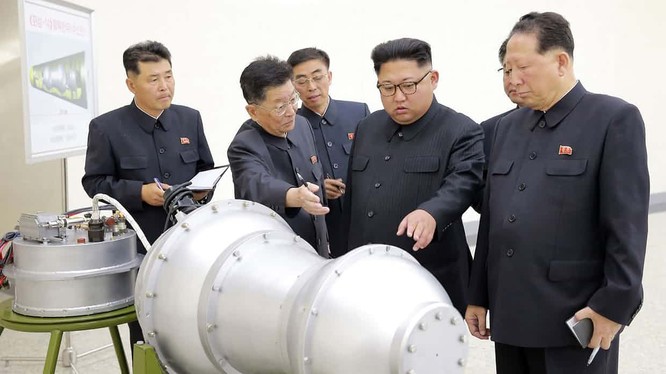 Chủ tịch Kim Jong-un tới thăm và kiểm tra hoạt động của Viện vũ khí hạt nhân, xem xét một đầu đạn có thể được lắp vào tên lửa đạn đạo liên lục địa mới - ảnh BBC