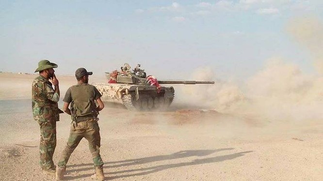 Xe tăng quân đội Syria tấn công trên chiến trường Deir Ezzor - ảnh Masdar News