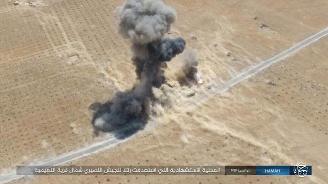 Xe bom nổ tung ngay cạnh các xe thiết giáp quân đội Syria - ảnh Masdar News