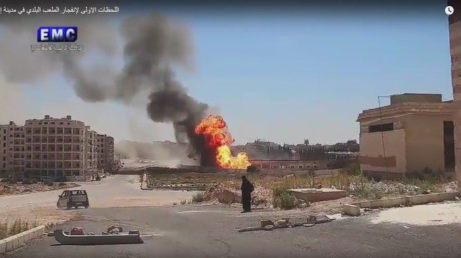 Vụ không kích của Liên minh quân sự do Mỹ dẫn đầu tiêu diệt một xe đạn của HTS - ảnh video