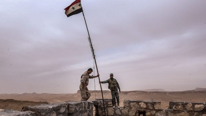 Binh sĩ quân đội Syria cắm cờ trên một đồn biên phòng dọc biên giới Jordan - Syria