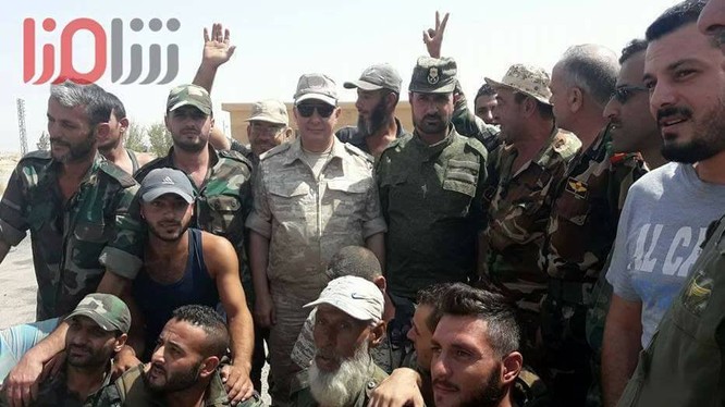 Tư lệnh trưởng Lực lượng Tiger, thiếu tướng Suheil Al-Hassan, hạ cánh xuống thành phố Deir Ezzor