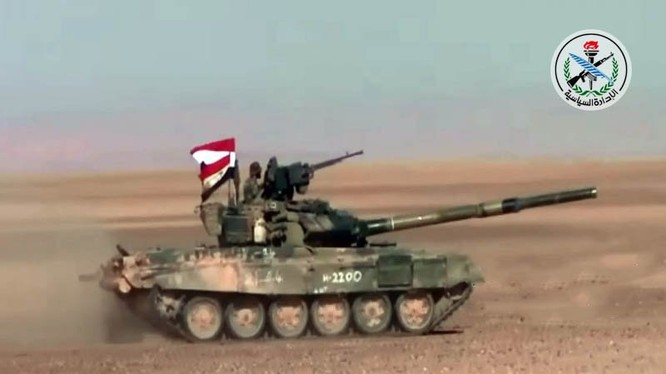 Xe tăng quân đội Syria tiến công trên vùng bán sa mạc tỉnh Hama - ảnh South Front