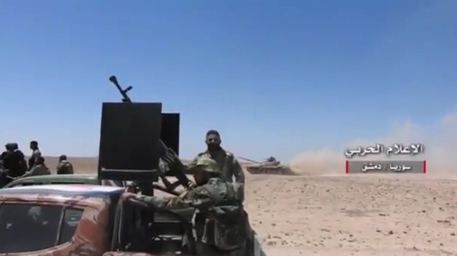 Các đơn vị quân đoàn tình nguyện số 5 tiến công trên sa mạc Syria - ảnh video
