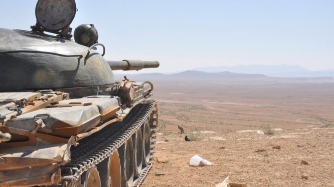 Xe tăng quân đội Syria tiến công trên chiến trường Hama - ảnh minh họa của Masdar News