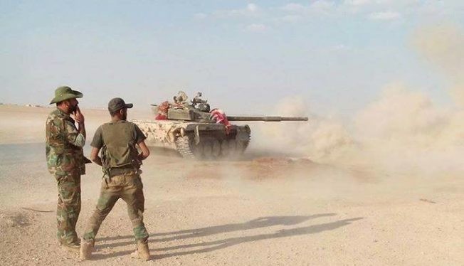 Xe tăng quân đội Syria pháo kích vào chiến tuyến của IS trên chiến trường Deir Ezzor - ảnh minh họa của Masdar News