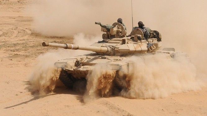 Xe tăng quân đội Syria chiến đấu trên chiến trường Deir Ezzor - ảnh Masdar News