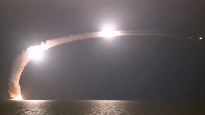 Tàu ngầm Nga phóng tên lửa hành trình tiêu diệt IS ở Syria - ảnh Bộ quốc phòng Nga