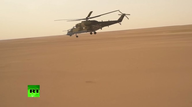 Trực thăng tấn công Nga hoạt động trên vùng sa mạc tỉnh Deir Ezzor - ảnh minh họa từ video RT