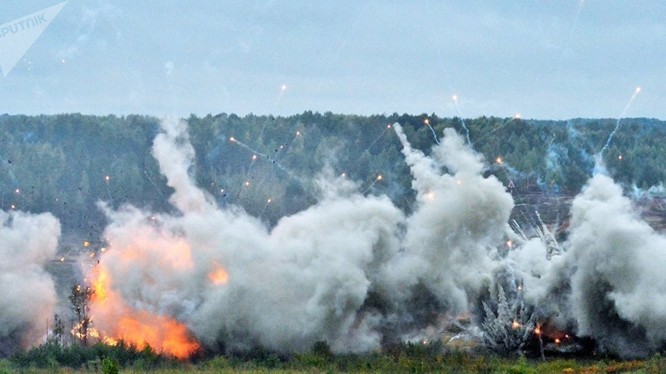 Hỏa lực pháo binh chiến trường của quân đội Nga trong diễn tập - ảnh Sputnik
