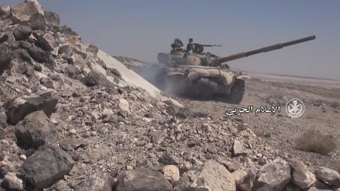 Xe tăng quân đội Syria trên chiến trường sa mạc - ảnh minh họa Masdar News
