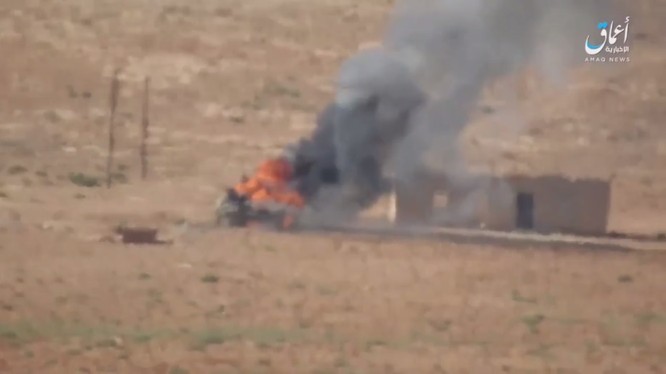 Xe tăng Syria bị các tay súng khủng bố bắn cháy trên chiến trường Hama - Homs - ảnh video trang Amaq