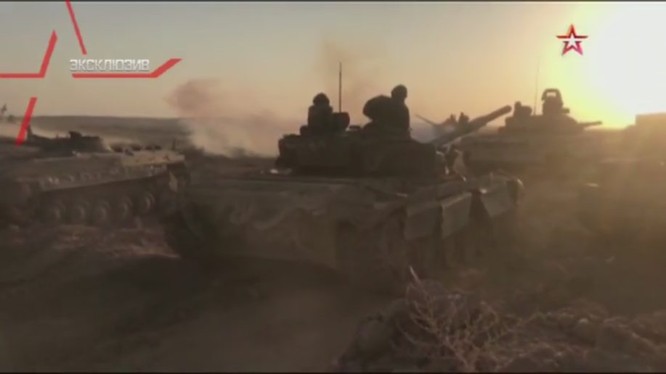 Lực lượng tăng - thiết giáp quân đội Syria tiến công về hướng tây bắc thành phố Deir Ezzor - ảnh minh họa video TVZvezda