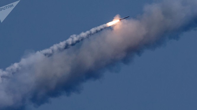 Kalibr tấn công từ tàu ngầm Nga - ảnh sputnik