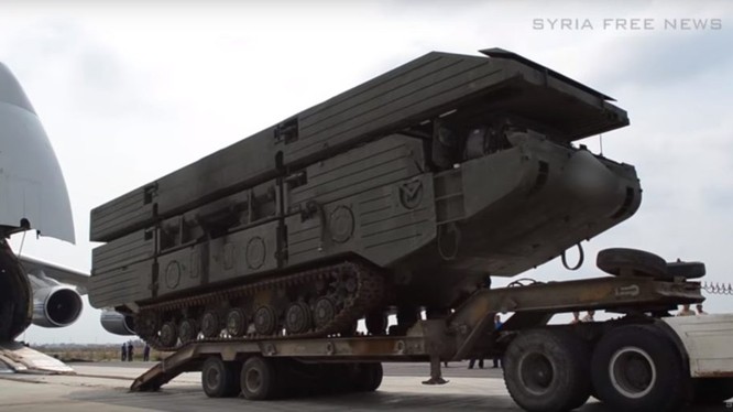 Nga đổ bộ phà tự hành PMM - 2M trên sân bay Hmeymim - Latakia - ảnh video Syrian Free News