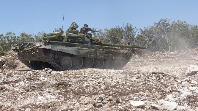 Xe tăng quân đội Syria tiến công trên chiến trường Hama - ảnh truyền thông Tiger