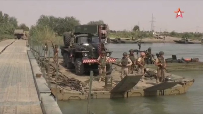 Quân đội Nga lắp đặt cầu vượt cho quân đội Syria vượt sông Euphrates