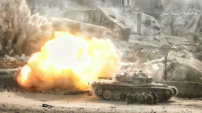 Xe tăng quân đội Syria nã đạn vào chiến tuyến của phiến quân ở Ayn - Tarma - ảnh truyền thông quân đội Syria