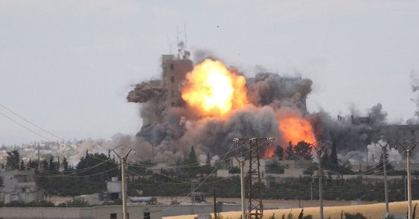 Một vụ đánh bom xe VBIED của IS trên chiến trường Homs - Deir Ezzor - ảnh Masdar News