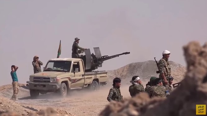 Binh sĩ quân đội Syria đánh trả cuộc tấn công của IS trên chiến trường Deir Ezzor
