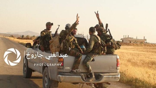 Binh sĩ Syria trên đường tiến công dọc theo hướng biên giới với Jordan - ảnh Muraselon