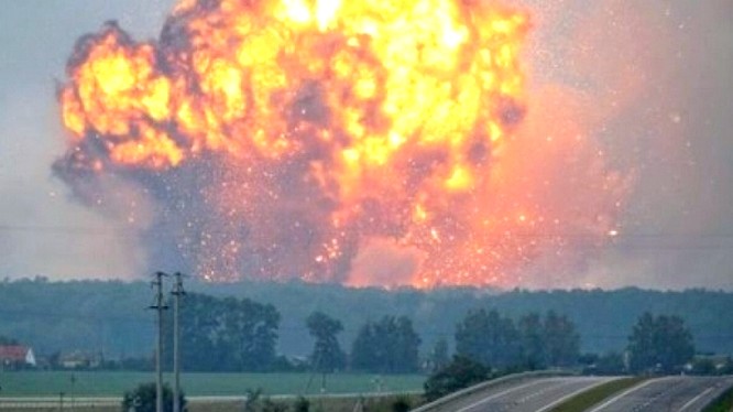 Vụ nổ trong kho vũ khí của Ukraina - ảnh video