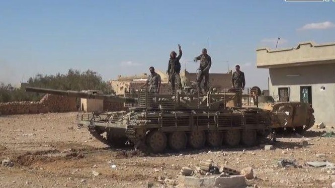 Quân đội Syria cùng xe tăng, thiết giáp trên vùng sa mạc tỉnh Hama - ảnh Muraselon