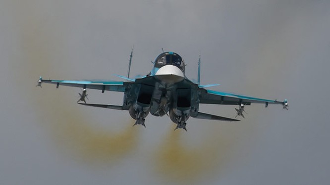 Máy bay ném bom chiến trường Su-34 Nga - ảnh TVZvezda