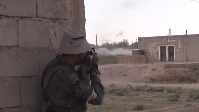 Binh sĩ quân đội Syria chiến đấu trong ngôi làng Hatla al-Sharqiyah - ảnh video Ruply