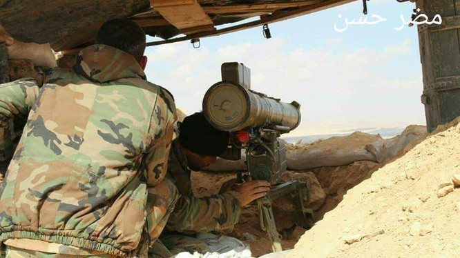 Binh sĩ quân đội Syria triển khai bao vây khống chế hỏa lực thành phố al-Qaryatayn - ảnh South Front