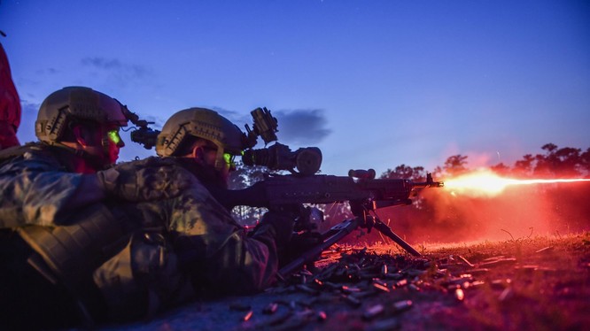 Lính thủy đánh bộ Mỹ sử dụng súng máy M249 với kính ngắm hồng ngoại - ảnh U.S. Marine Corps