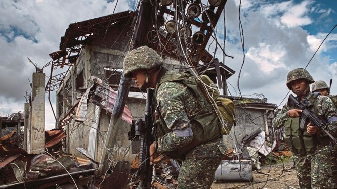 Binh sĩ Philippines trong cuộc chiến thành phố Marawi - ảnh New Straits Times